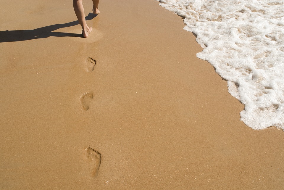 Fußspuren im Sand – Gehmeditation